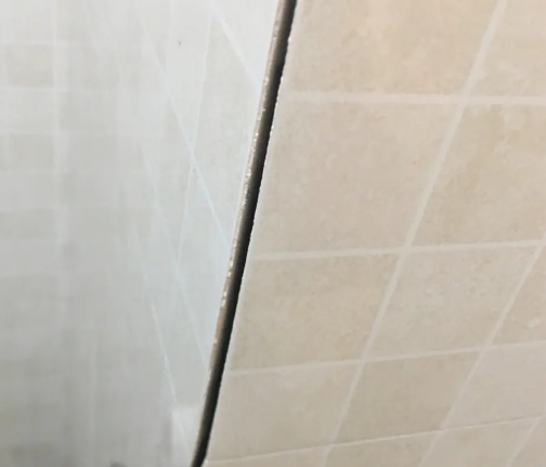 淮上瓷砖空鼓维修公司分享阳台瓷砖脱落的修复过程可以分为以下几个步骤
