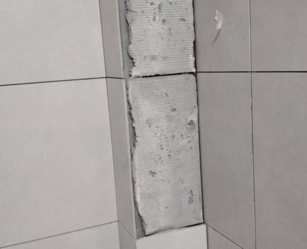 淮上瓷砖空鼓维修公司分享下瓷砖施工前基层浇水润湿程度不足，可能导致以下问题