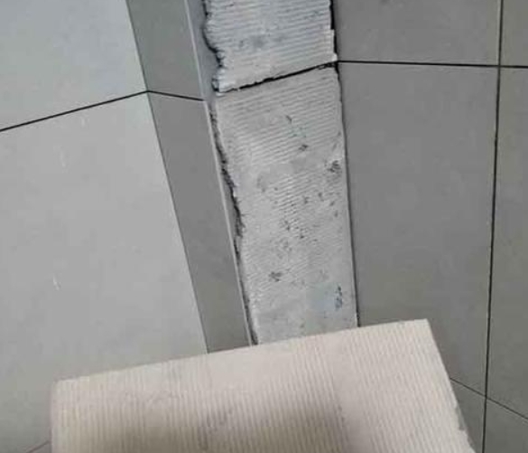 淮上瓷砖空鼓维修公司分享下厨房瓷砖脱落的补救措施。